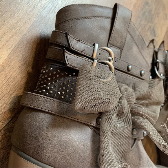 Adorable studded straps & tulle bow ankle booties - Picture 10 of 10